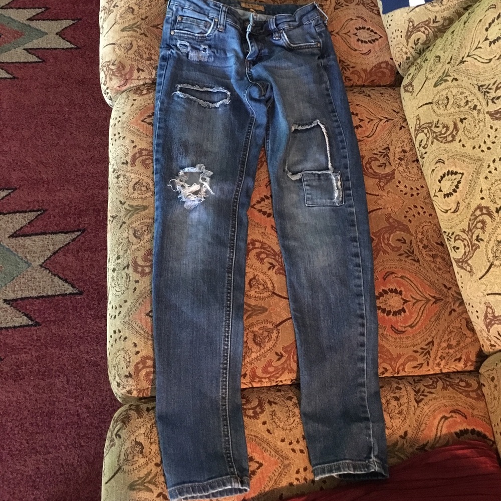 Skinny jeans with distressed details